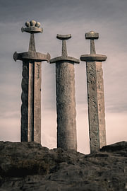 Norwegische Natur – Zentrierter vertikaler Fotodruck des historischen Wikingerdenkmals „Sverd i fjell“ in Stavanger von Dylan Winter Visuals
