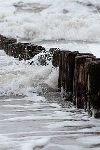 Wellen brechen sich an den Wellenbrechern in Zeeland