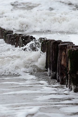 Wellen brechen sich an den Wellenbrechern in Zeeland von Marjolijn van den Berg