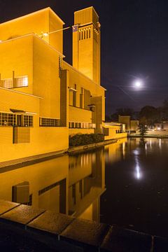 Avondfoto gemeentehuis Hilversum van Dennis Kuzee