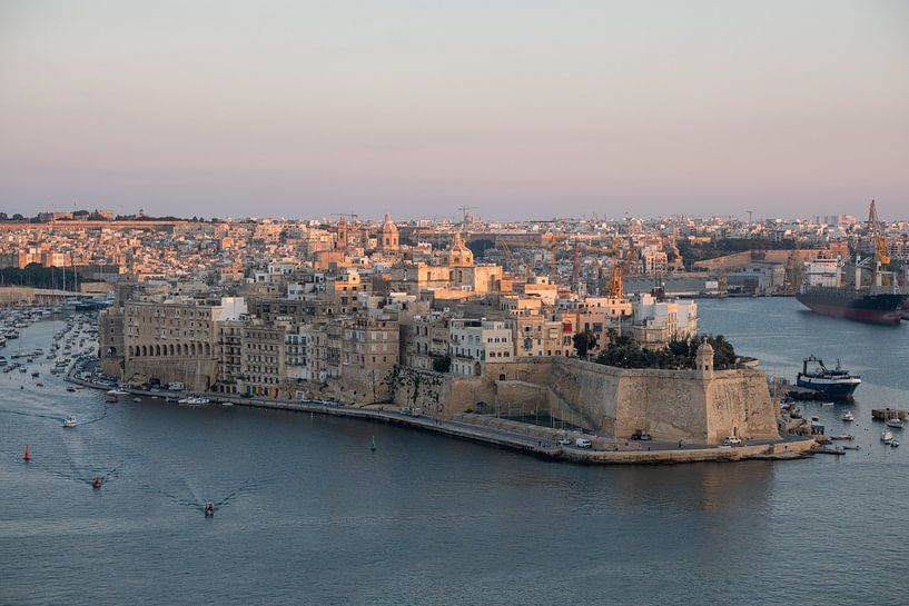 Senglea at Sunset: Enchanting View from Upper Barrakka in Malta by Ylenia Di Pietra