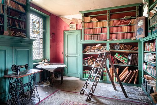 Bibliothèque de livres abandonnée.