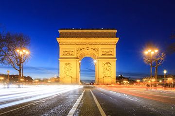 Arc de Triomphe blue hour with traffic by Dennis van de Water