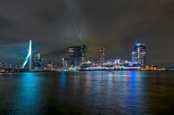 Skyline Rotterdam met Erasmusbrug en de 'Rotterdam VII' van Fotografie Ronald thumbnail