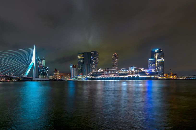 Skyline Rotterdam met Erasmusbrug en de 'Rotterdam VII' van Fotografie Ronald
