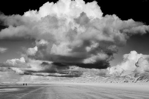 Schwarz-Weiß-Strandfoto Nordsee Wanderer Dünen dramatische Wolken