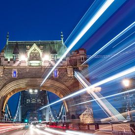 Light Trails op de Tower Bridge van Sterkenburg Media