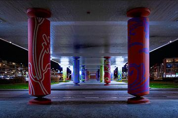 Venlo | Verlichte kolommen onder de spoorbrug van Jos Saris