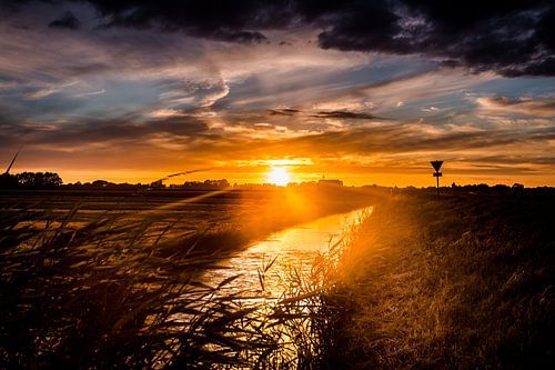 Sonnenuntergang auf einem Deich in Westfriesland