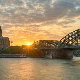 Abendstimmung am Rhein in Köln von Michael Valjak