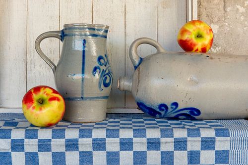 stilleven met fruit en keulse potten
