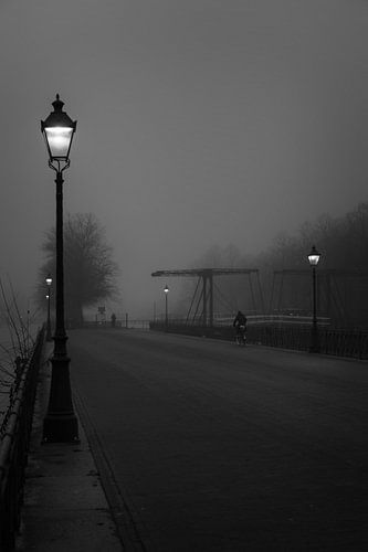 De fietser bij de Muntsluisbrug in Utrecht (zwartwit)