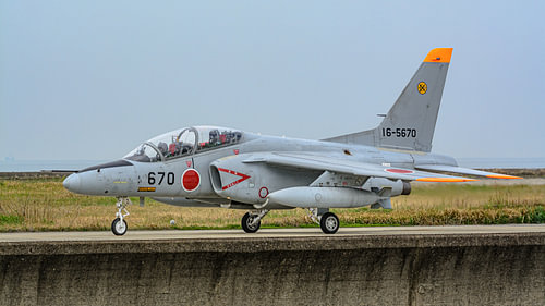 Avion d'entraînement à réaction Kawasaki T-4 de la Force aérienne d'autodéfense japonaise.