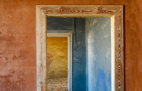 Kolmanskop Rot, Blau Gelb und Sand von Ton van den Boogaard