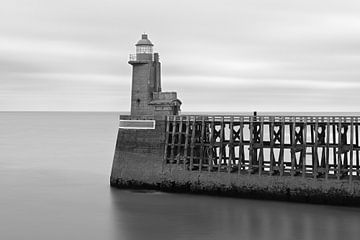 Le phare de Fécamp en noir et blanc - Magnifique Nornandie sur Rolf Schnepp