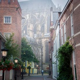 Hinter der Kathedrale an einem nebligen Morgen. von Robin Pics (verliefd op Utrecht)