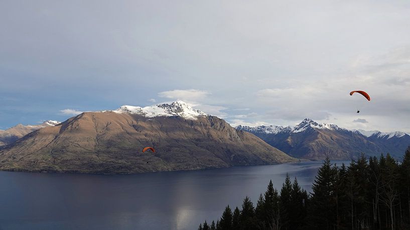 Parasailing in Queenstown, Neuseeland von Aagje de Jong