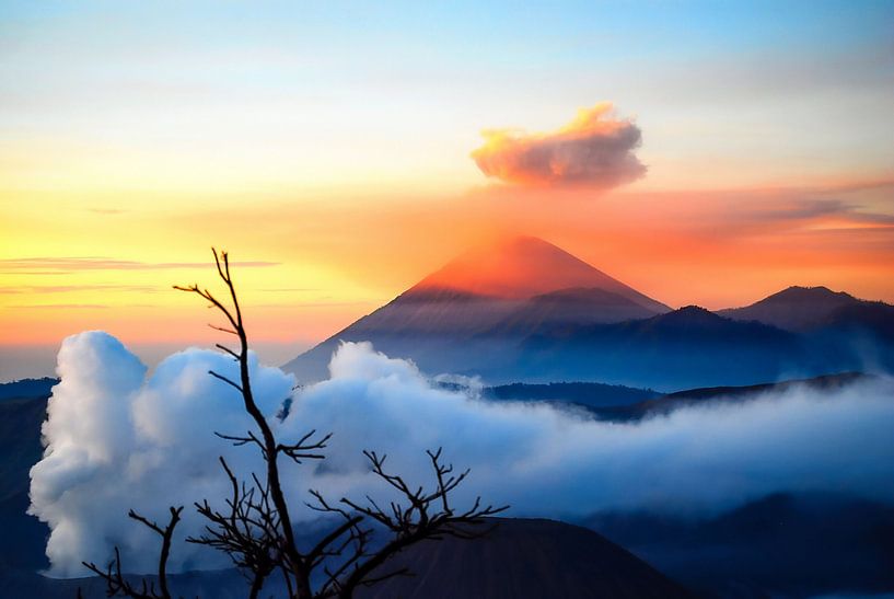 Lever de soleil avec brouillard au Mont Bromo à Java par Dieter Walther