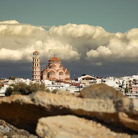 Uitzicht op Thessaloniki met de kerk van Neo Moudania van Miranda van Hulst
