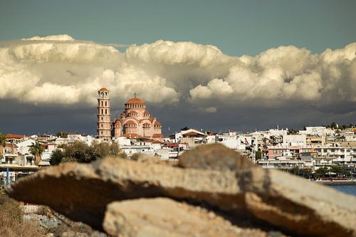 Uitzicht op Thessaloniki met de kerk van Neo Moudania van Miranda van Hulst