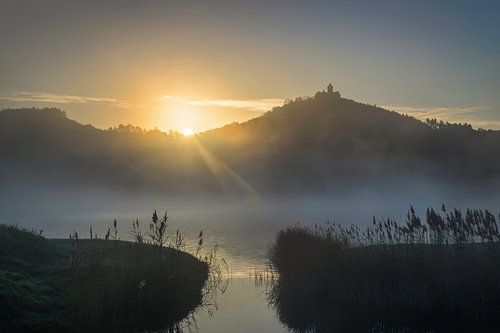 Zonsopgang en ochtendmist onder kasteel Wachsenburg