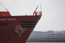 Ein Seemann sieht den Hafen von Rotterdam auf dem Weg zur See. von scheepskijkerhavenfotografie