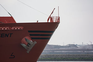 Ein Seemann sieht den Hafen von Rotterdam auf dem Weg zur See.