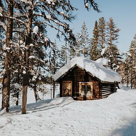Huisje in de sneeuw Lapland van Mieke Broer