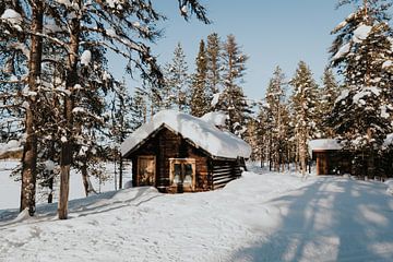 Huisje in de sneeuw Lapland van Mieke Broer
