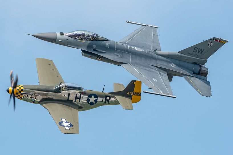 Formation der P-51 Mustang &quot;Baby Duck&quot; und einer Lockheed Martin F-16C Fighting Fa von Jaap van den Berg