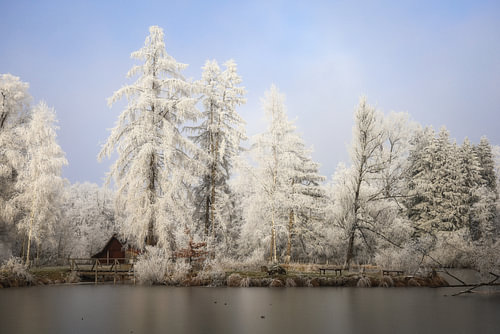 Winterlandschap met jachthuis bij Mühlingen in Hegau