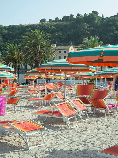 Le Marche, Italië - Reisfotografie Art Print - Kleurrijke paraplu's van Dagmar Pels