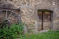 Muur oude deur wagenwiel