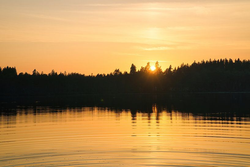 Zonsondergang bij het meer in Zweden van Martin Köbsch