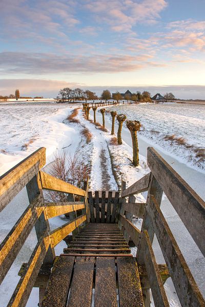 Houten trappetje de Kakelepost in Schagen in de winter. van Margreet Frowijn