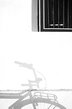 Le vélo, la ligne, sous la fenêtre.