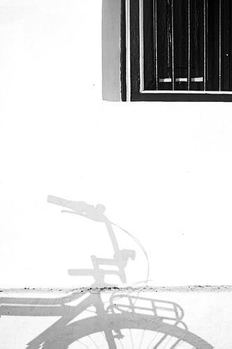 Das Fahrrad, die Linie, unter dem Fenster.