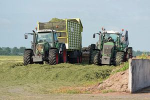 inkuilen met twee tractors