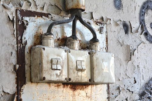 vieil interrupteur sur le mur d'une usine abandonnée