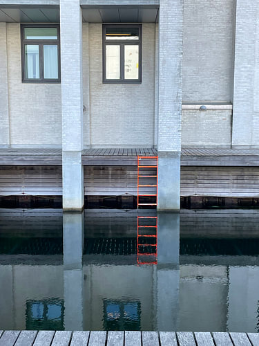 Reflectie in water - straatfotografie