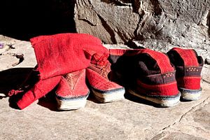 Traditionele schoenen van monikken van in Tibet van Jan van Reij