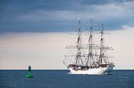 Segelschiff auf der Hanse Sail in Rostock van Rico Ködder thumbnail