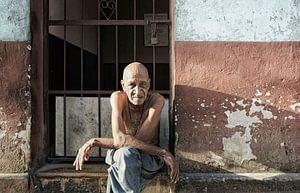 Portret van een oude Cubaanse man voor zijn huis in Havana, Cuba