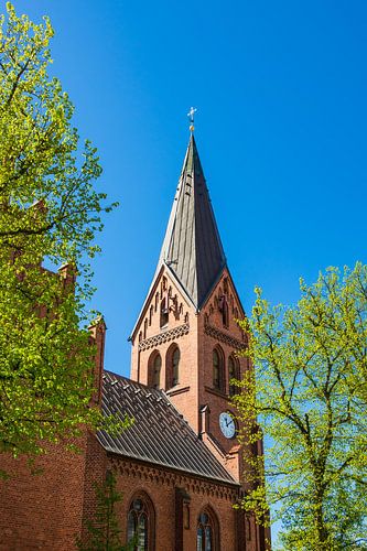 Kirche in Warnemünde an einem sonnigen Tag
