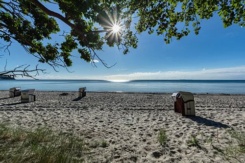 Strandstoelen in het zonlicht, natuurlijk strand Lobbe