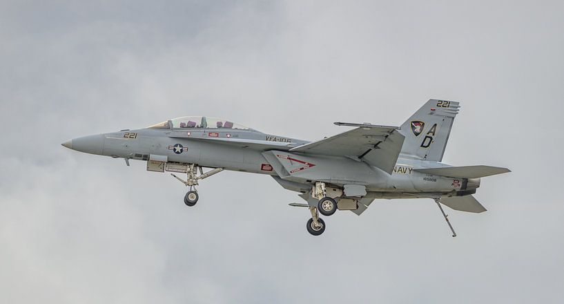 Schmutziger Pass U.S. Navy Boeing F/A-18F Super Hornet. von Jaap van den Berg