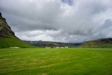 Island - Kleines Dorf mit Bauernhäusern zwischen grünen Bergen von adventure-photos