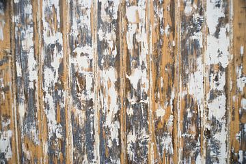 Geschuurde houten planken met witte en blauwe verfresten (1) van Birgitte Bergman