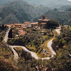 Italiaans dorpje in Lucca, Toscane van Dayenne van Peperstraten