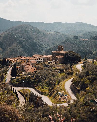 Italiaans dorpje in Lucca, Toscane van Dayenne van Peperstraten